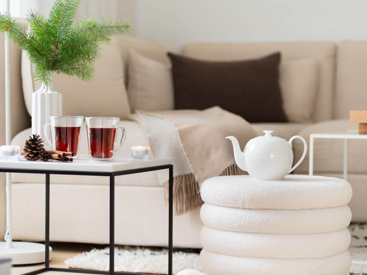 Gelbgrüner Eistee im Glas mit Eiswürfeln und Zitronenscheibe